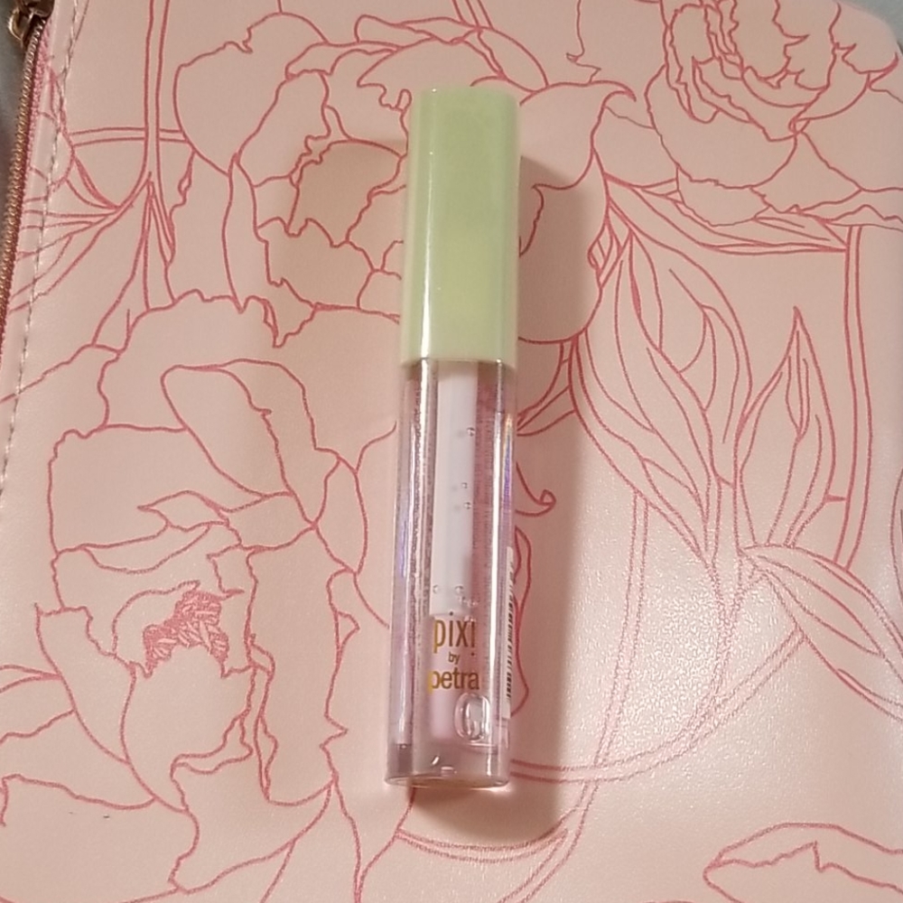 Plumping lip gloss with makeup bag